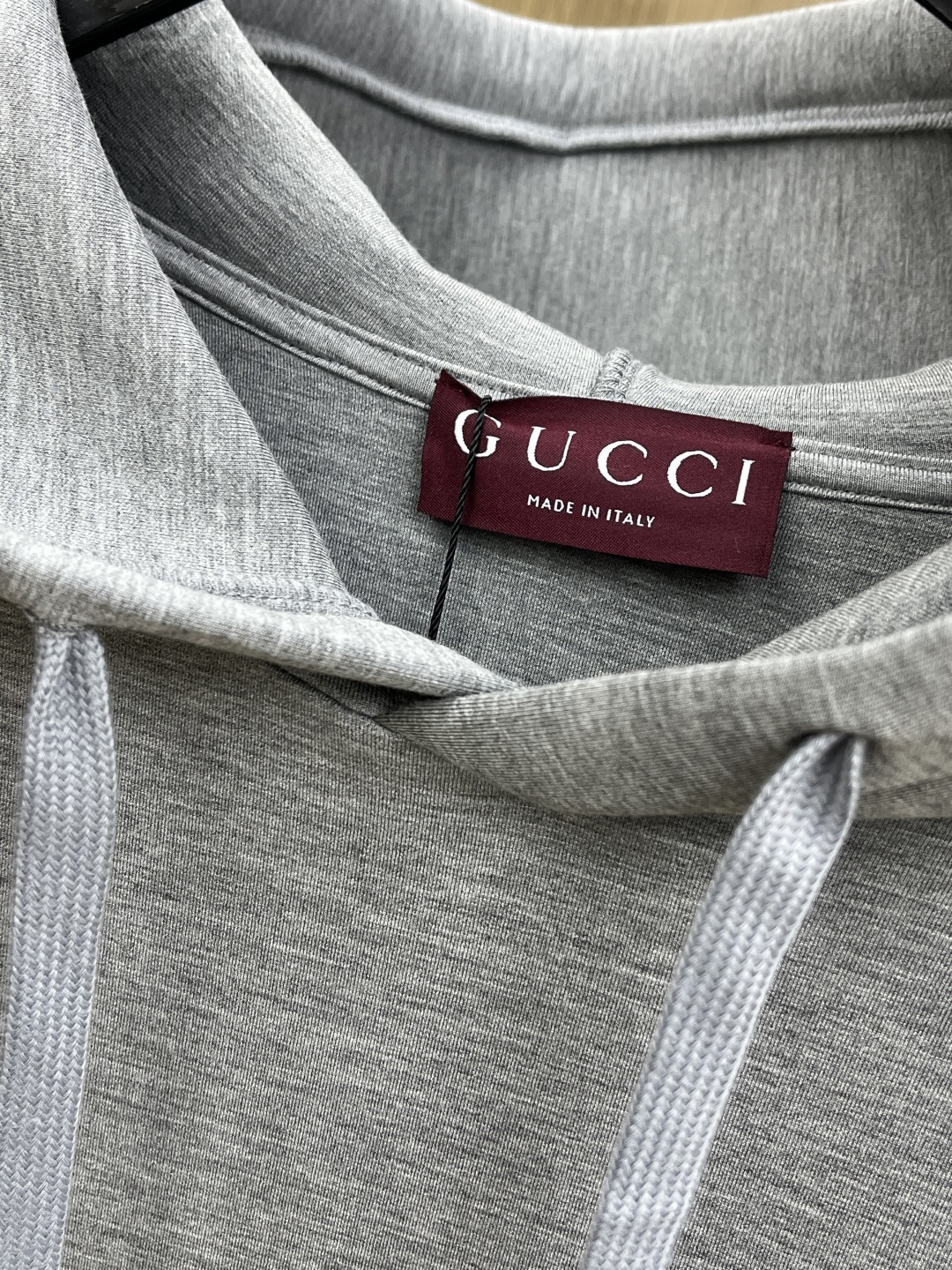 GUCCI 终于挖到GUCCI的宝藏连帽衫了！浅灰色的调调温柔又百搭，刺绣logo恰到好处，不会过分张扬