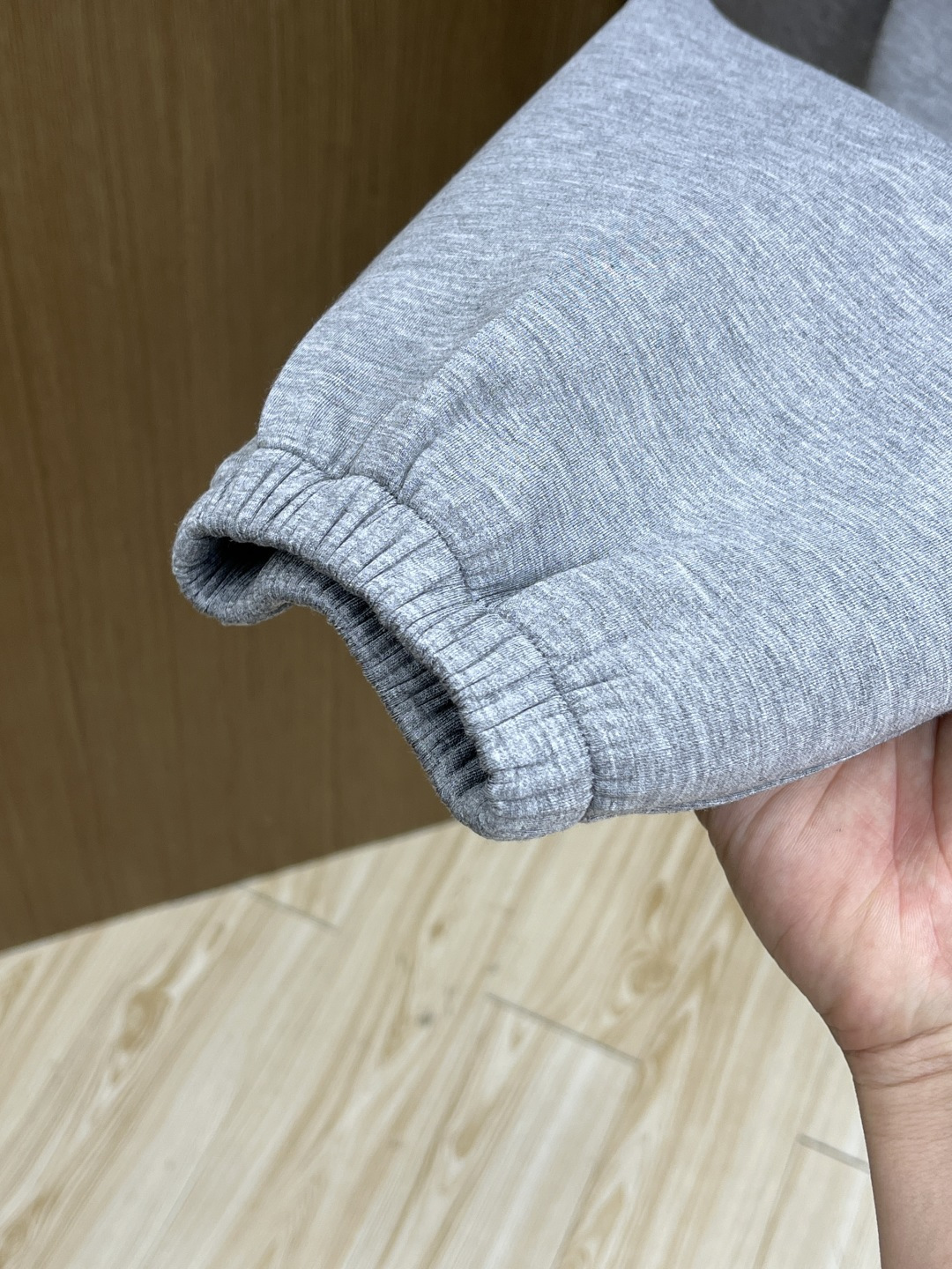 GUCCI 终于挖到GUCCI的宝藏休闲裤 浅灰色的调调温柔又百搭，刺绣logo恰到好处，不会过分张扬却