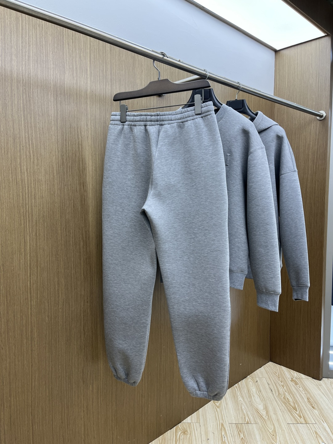 GUCCI 终于挖到GUCCI的宝藏休闲裤 浅灰色的调调温柔又百搭，刺绣logo恰到好处，不会过分张扬却