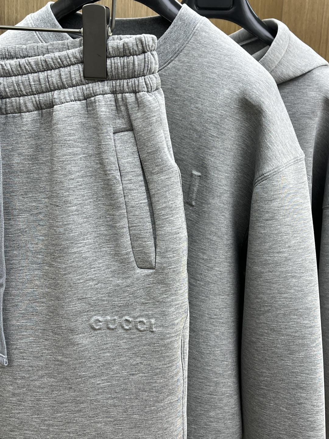GUCCI 终于挖到GUCCI的宝藏休闲裤 浅灰色的调调温柔又百搭，刺绣logo恰到好处，不会过分张扬却