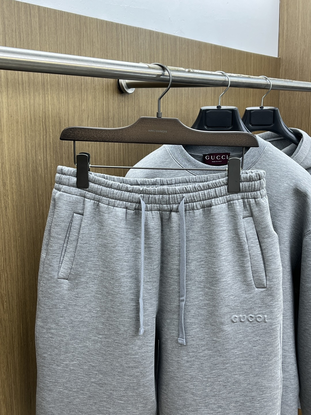 GUCCI 终于挖到GUCCI的宝藏休闲裤 浅灰色的调调温柔又百搭，刺绣logo恰到好处，不会过分张扬却