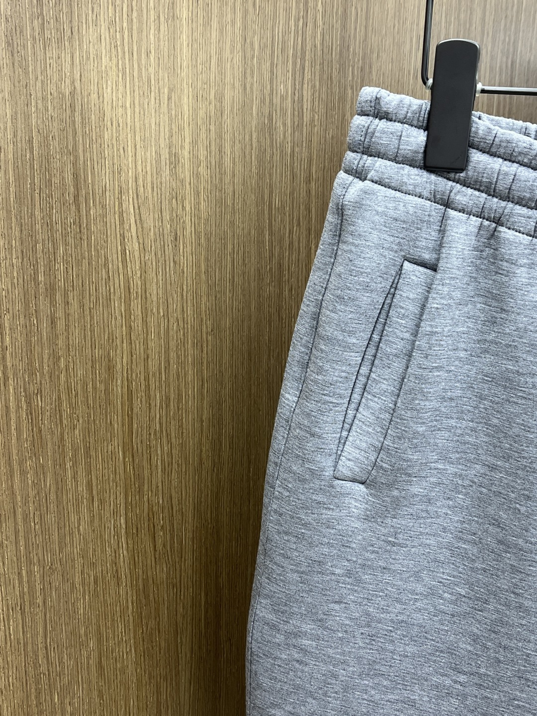 GUCCI 终于挖到GUCCI的宝藏休闲裤 浅灰色的调调温柔又百搭，刺绣logo恰到好处，不会过分张扬却