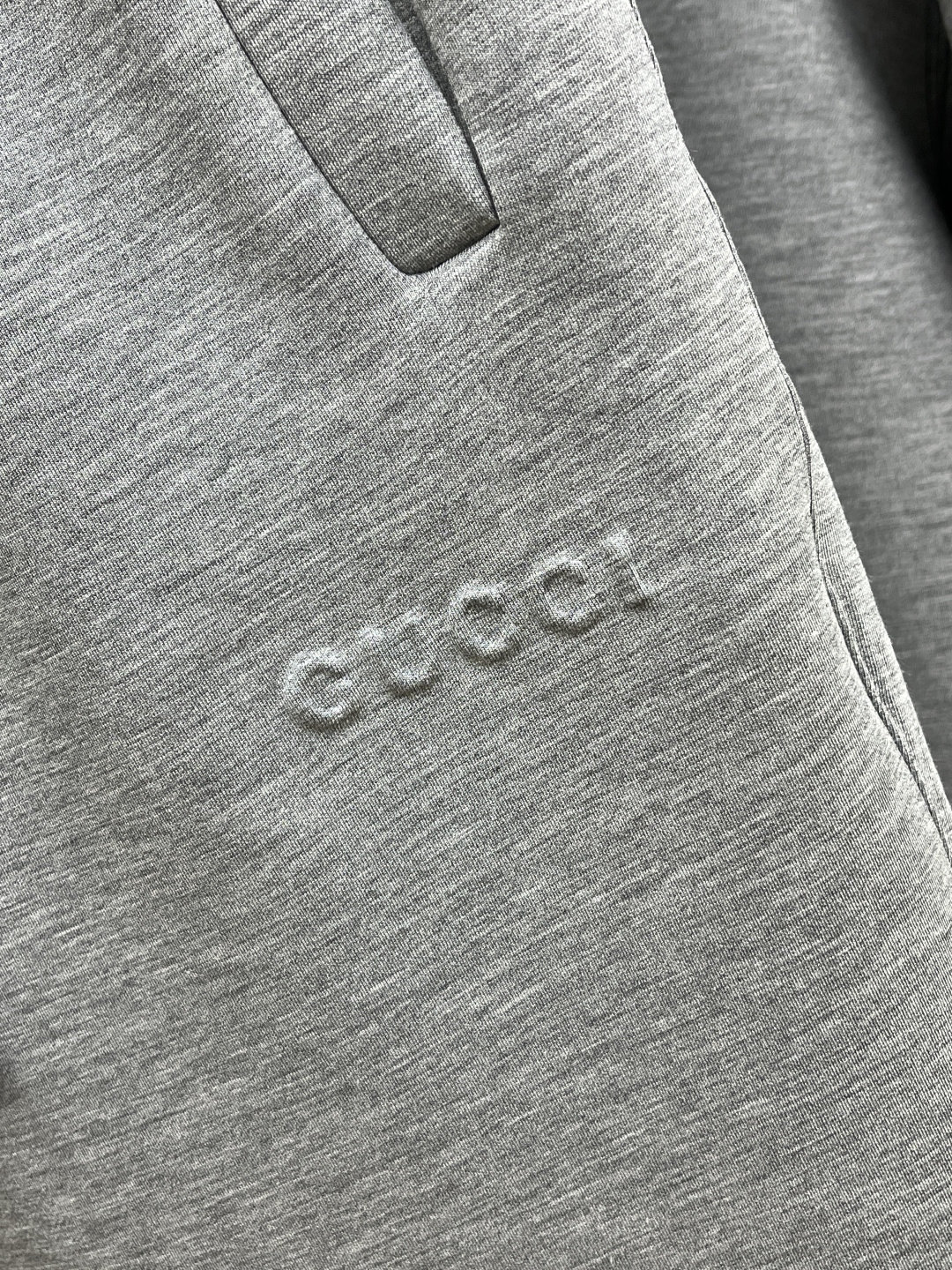 GUCCI 终于挖到GUCCI的宝藏休闲裤 浅灰色的调调温柔又百搭，刺绣logo恰到好处，不会过分张扬却