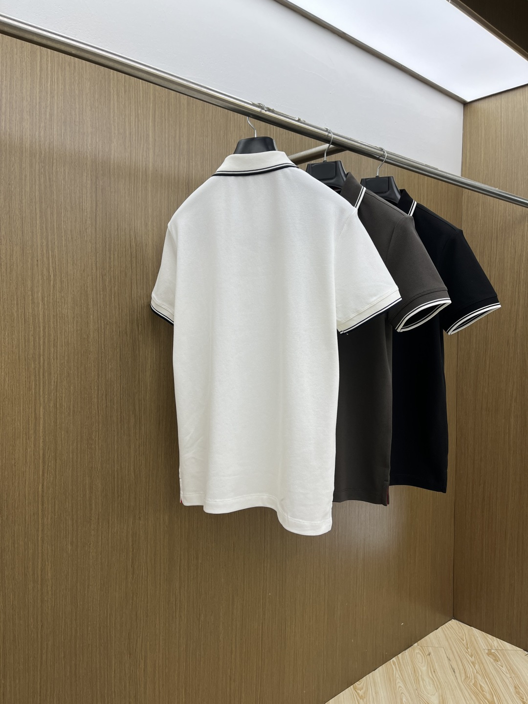 早春 Mon 🔥🔥早春新款男士标识短袖Polo衫，延续经典商务休闲翻领POLO恤.该款Polo衫采用丝光