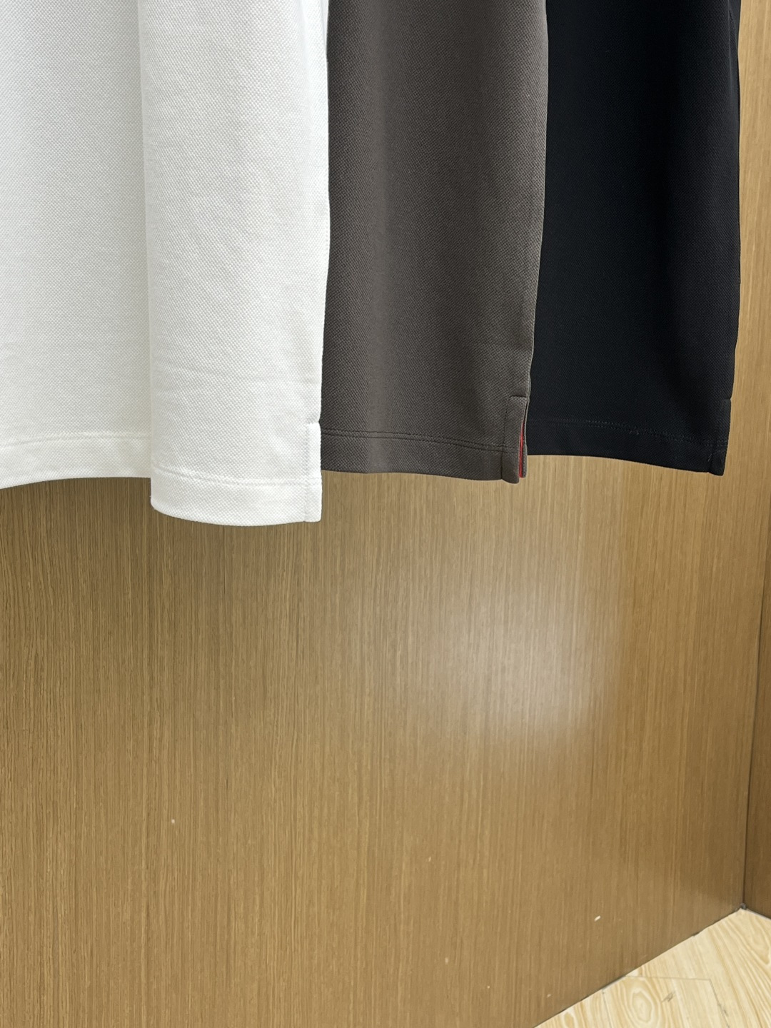 早春 Mon 🔥🔥早春新款男士标识短袖Polo衫，延续经典商务休闲翻领POLO恤.该款Polo衫采用丝光