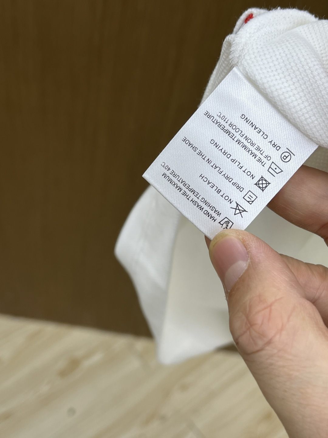 早春 Mon 🔥🔥早春新款男士标识短袖Polo衫，延续经典商务休闲翻领POLO恤.该款Polo衫采用丝光