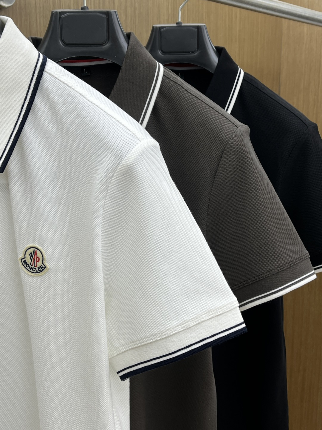 早春 Mon 🔥🔥早春新款男士标识短袖Polo衫，延续经典商务休闲翻领POLO恤.该款Polo衫采用丝光