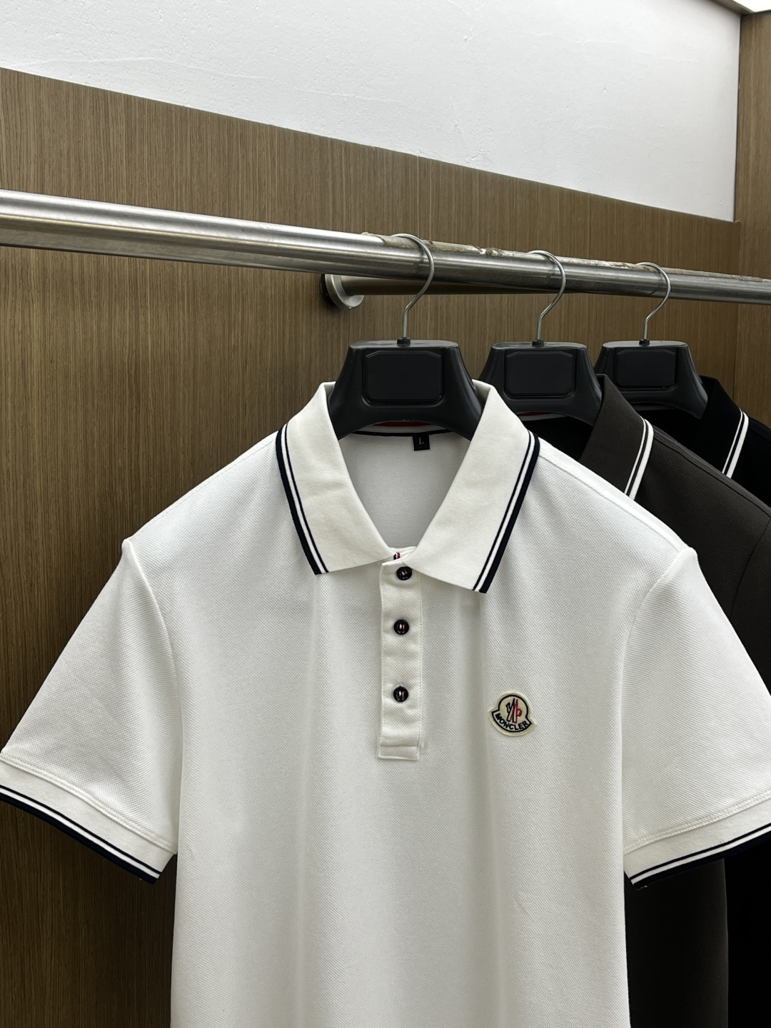 早春 Mon 🔥🔥早春新款男士标识短袖Polo衫，延续经典商务休闲翻领POLO恤.该款Polo衫采用丝光