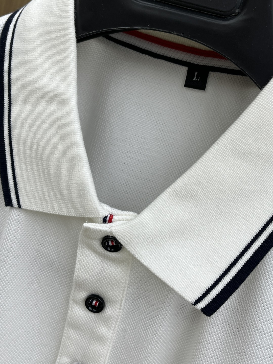 早春 Mon 🔥🔥早春新款男士标识短袖Polo衫，延续经典商务休闲翻领POLO恤.该款Polo衫采用丝光