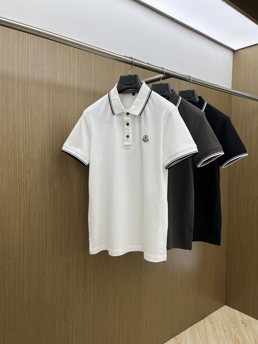 早春 Mon 🔥🔥早春新款男士标识短袖Polo衫，延续经典商务休闲翻领POLO恤.该款Polo衫采用丝光