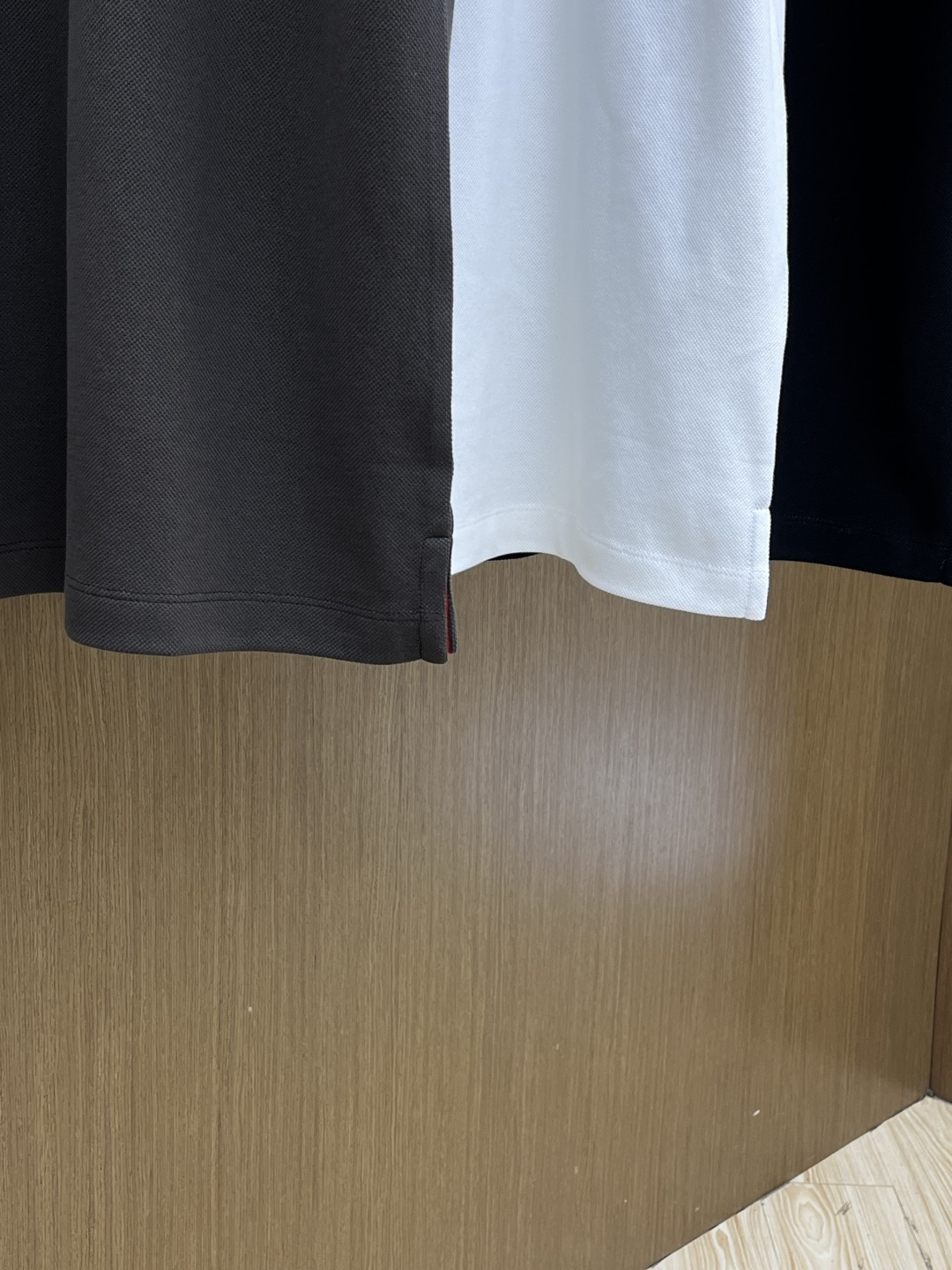 早春 Mon 🔥🔥早春新款男士标识短袖Polo衫，延续经典商务休闲翻领POLO恤.该款Polo衫采用丝光