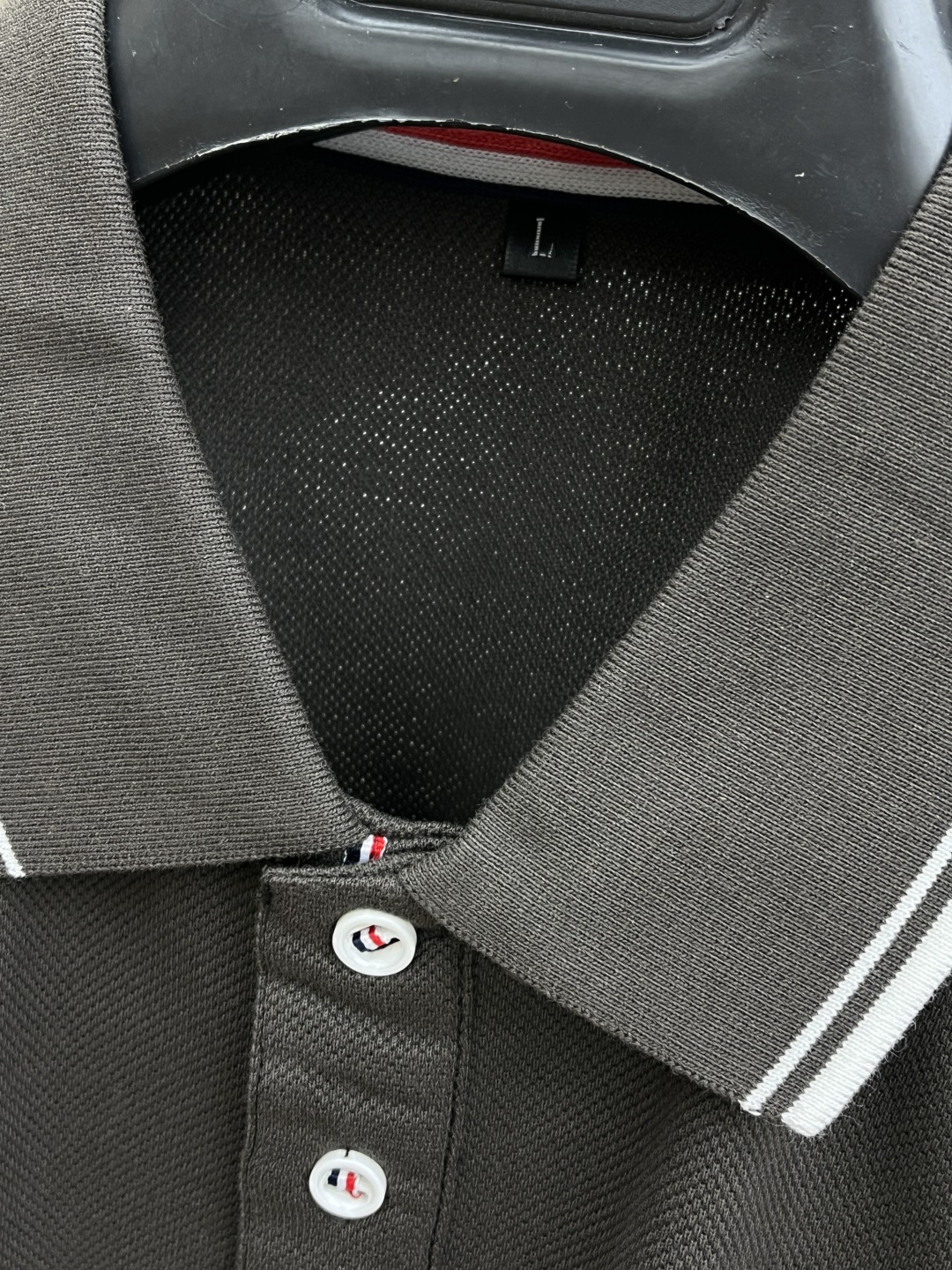 早春 Mon 🔥🔥早春新款男士标识短袖Polo衫，延续经典商务休闲翻领POLO恤.该款Polo衫采用丝光