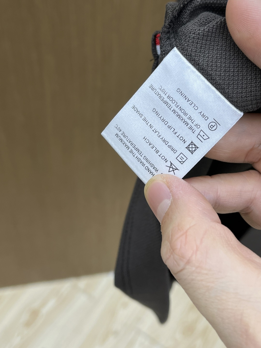 早春 Mon 🔥🔥早春新款男士标识短袖Polo衫，延续经典商务休闲翻领POLO恤.该款Polo衫采用丝光