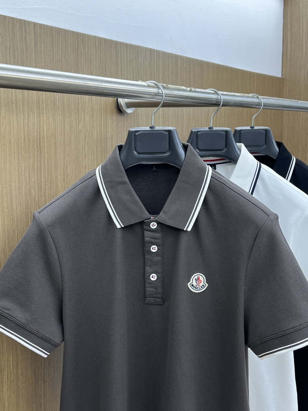 早春 Mon 🔥🔥早春新款男士标识短袖Polo衫，延续经典商务休闲翻领POLO恤.该款Polo衫采用丝光