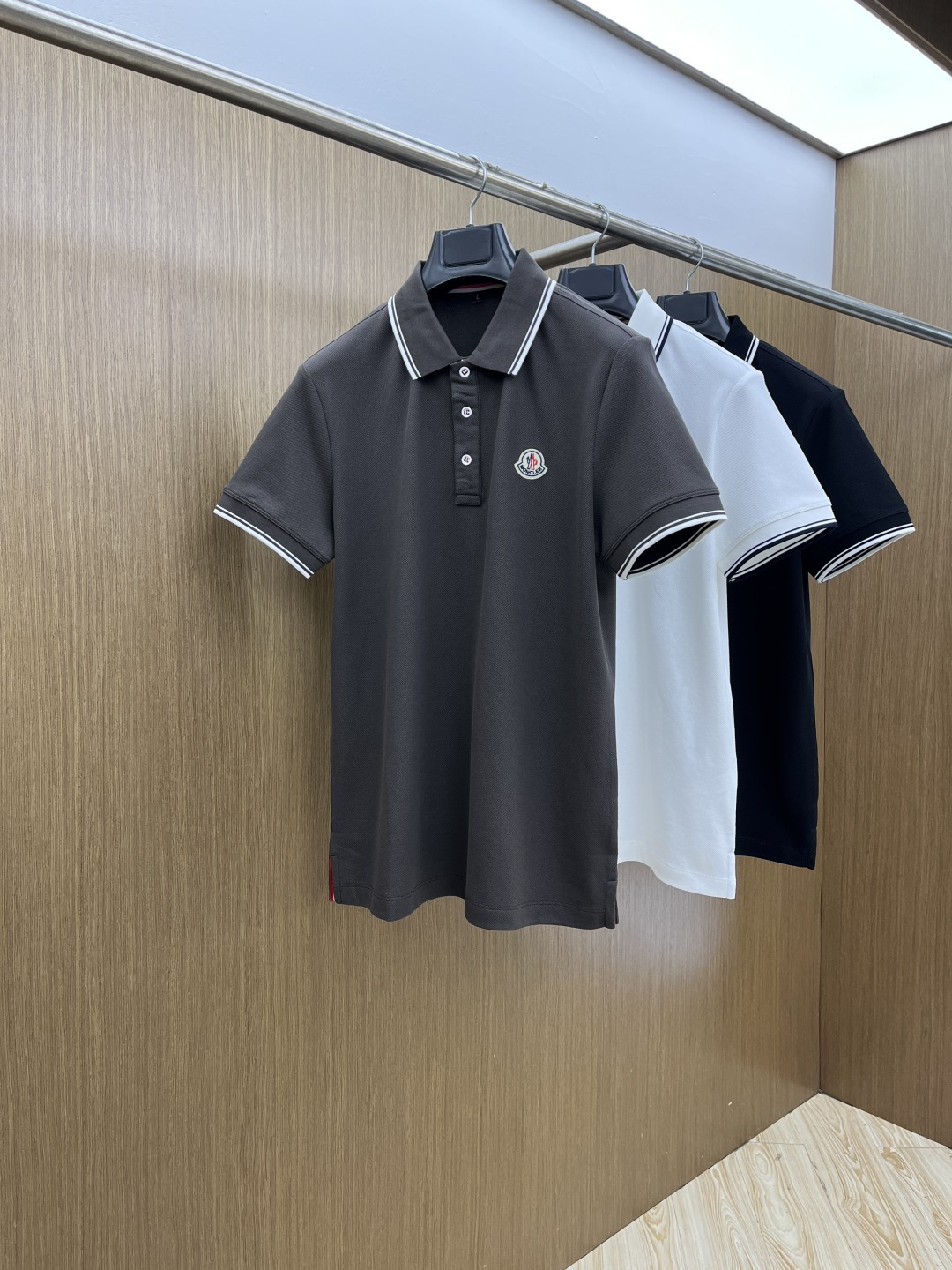 早春 Mon 🔥🔥早春新款男士标识短袖Polo衫，延续经典商务休闲翻领POLO恤.该款Polo衫采用丝光