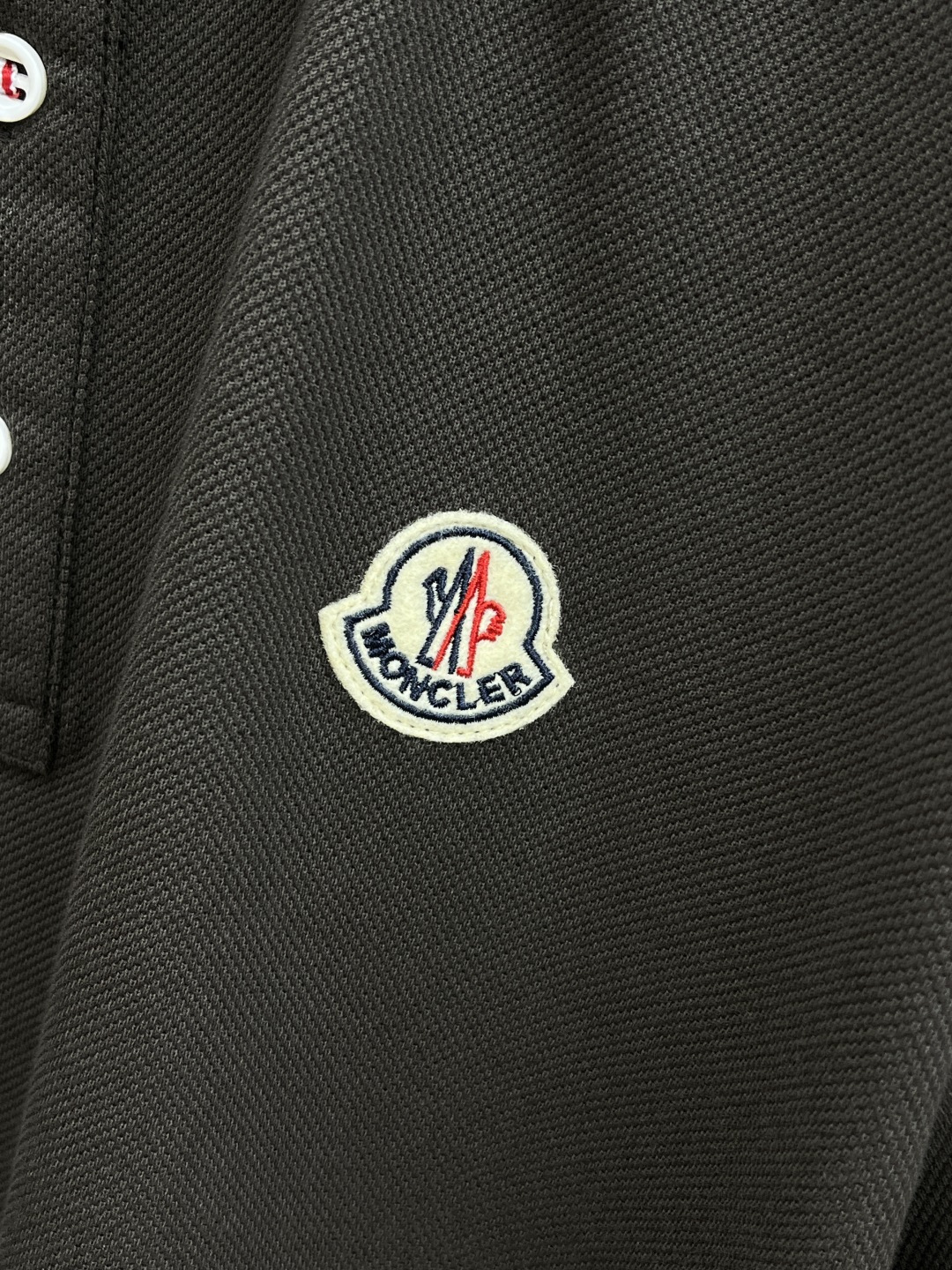 早春 Mon 🔥🔥早春新款男士标识短袖Polo衫，延续经典商务休闲翻领POLO恤.该款Polo衫采用丝光