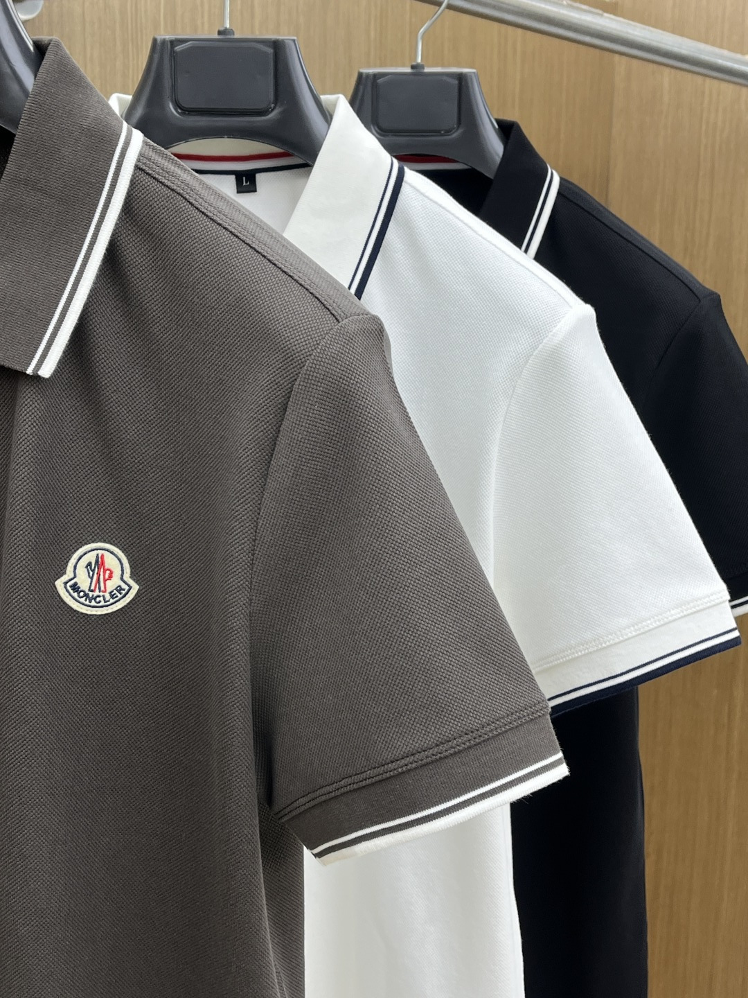 早春 Mon 🔥🔥早春新款男士标识短袖Polo衫，延续经典商务休闲翻领POLO恤.该款Polo衫采用丝光