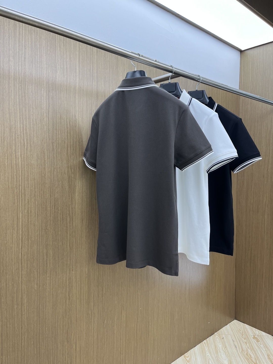 早春 Mon 🔥🔥早春新款男士标识短袖Polo衫，延续经典商务休闲翻领POLO恤.该款Polo衫采用丝光