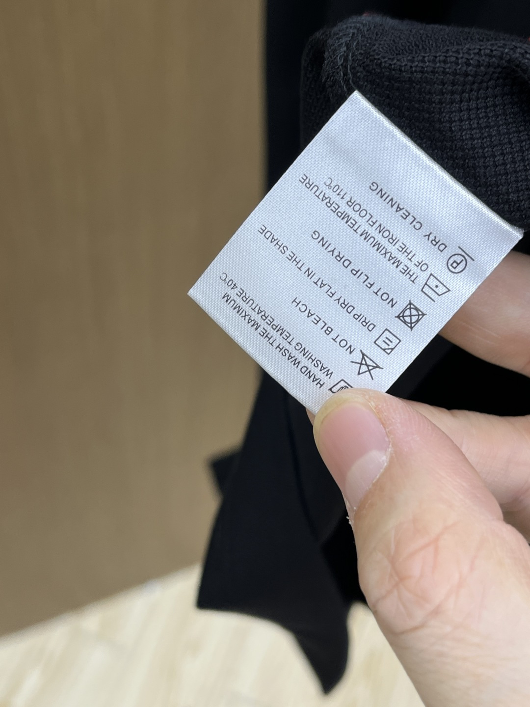 早春 Mon 🔥🔥早春新款男士标识短袖Polo衫，延续经典商务休闲翻领POLO恤.该款Polo衫采用丝光