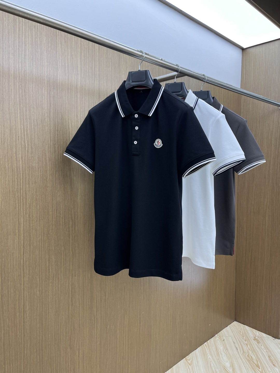 早春 Mon 🔥🔥早春新款男士标识短袖Polo衫，延续经典商务休闲翻领POLO恤.该款Polo衫采用丝光