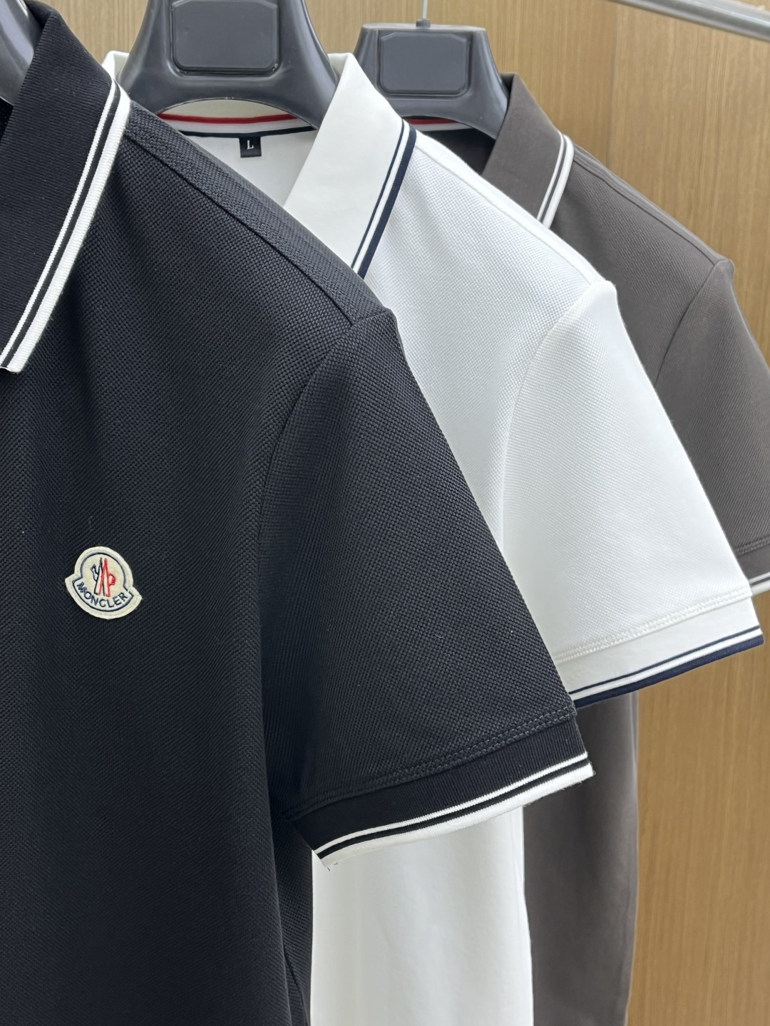 早春 Mon 🔥🔥早春新款男士标识短袖Polo衫，延续经典商务休闲翻领POLO恤.该款Polo衫采用丝光