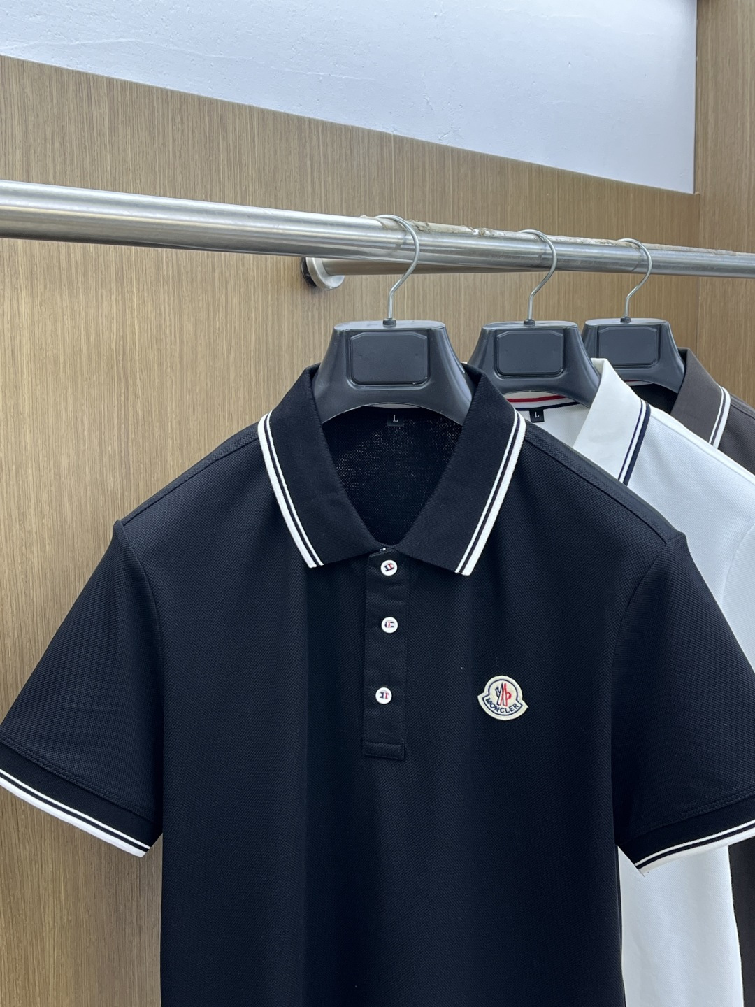 早春 Mon 🔥🔥早春新款男士标识短袖Polo衫，延续经典商务休闲翻领POLO恤.该款Polo衫采用丝光