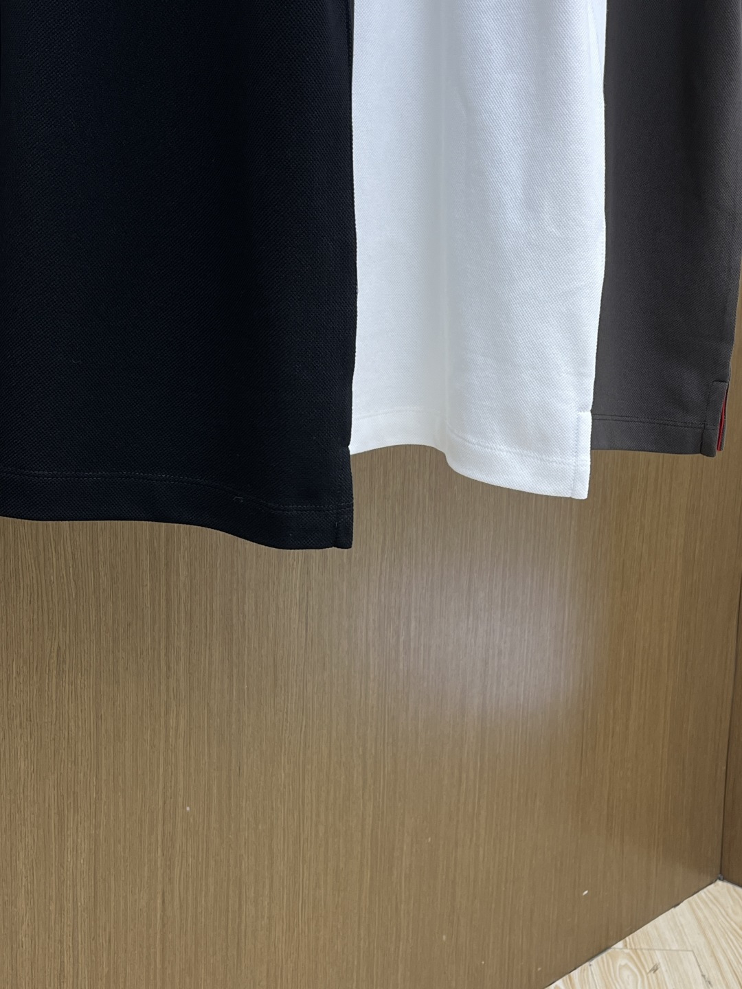 早春 Mon 🔥🔥早春新款男士标识短袖Polo衫，延续经典商务休闲翻领POLO恤.该款Polo衫采用丝光