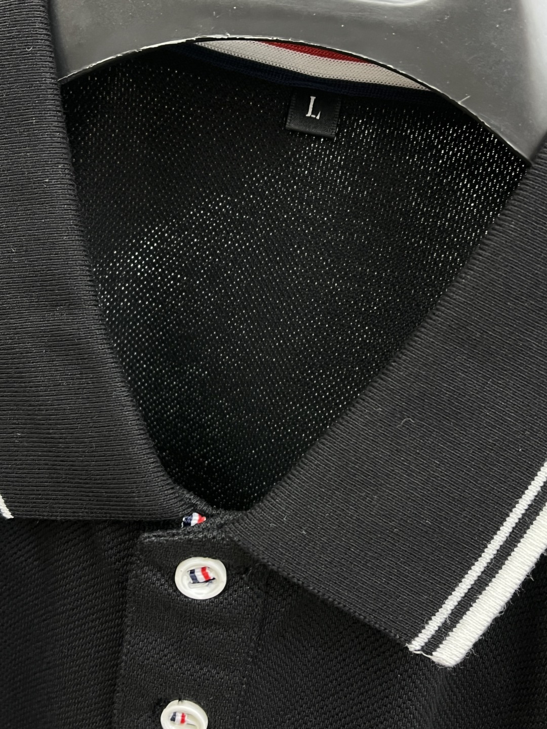 早春 Mon 🔥🔥早春新款男士标识短袖Polo衫，延续经典商务休闲翻领POLO恤.该款Polo衫采用丝光