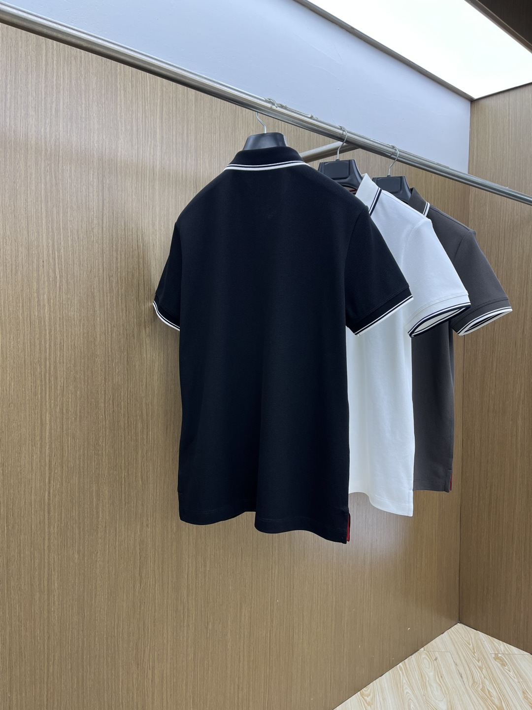 早春 Mon 🔥🔥早春新款男士标识短袖Polo衫，延续经典商务休闲翻领POLO恤.该款Polo衫采用丝光