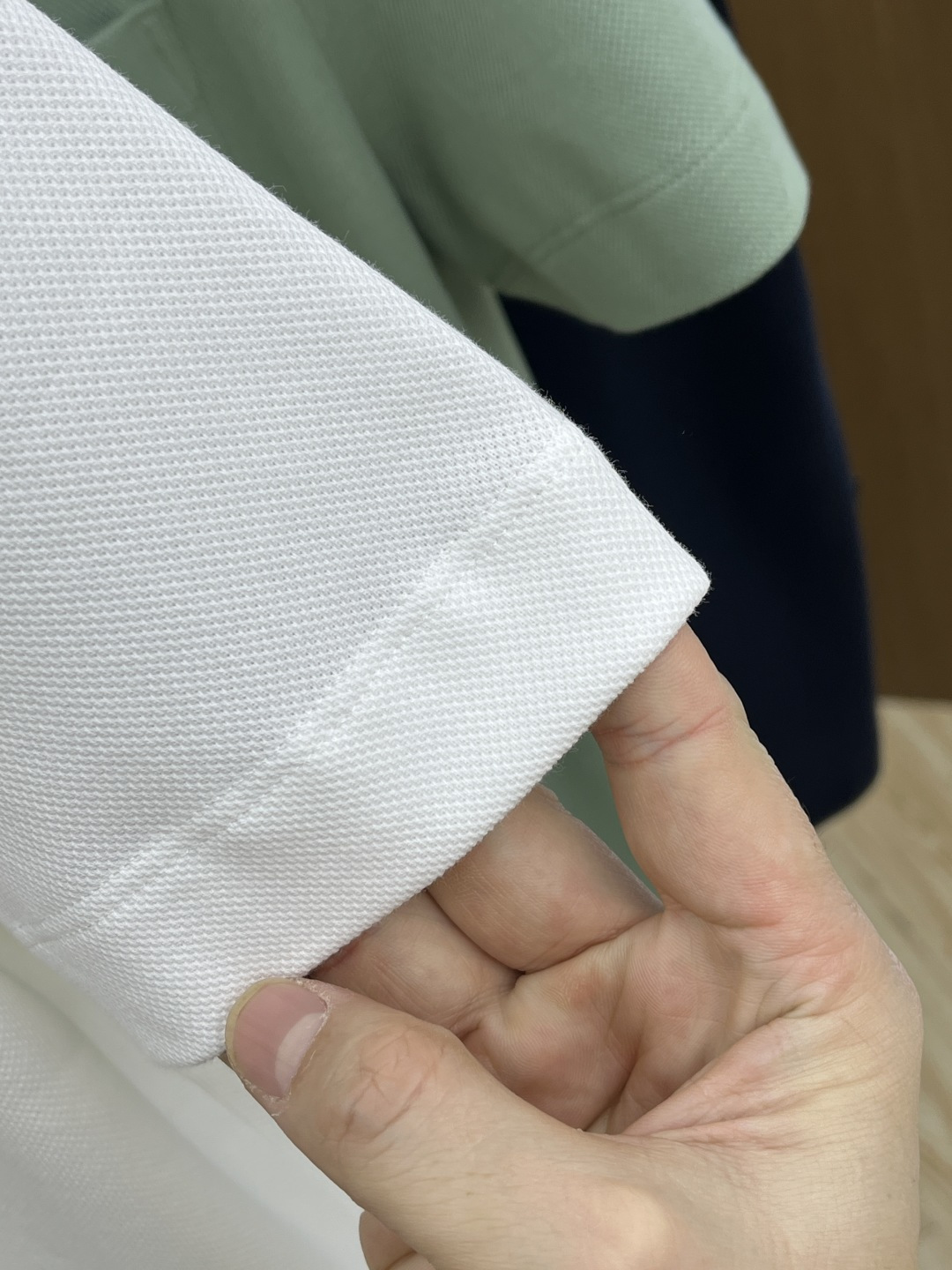 早春 Her 🔥🔥早春新款男士标识短袖Polo衫，延续经典商务休闲翻领POLO恤.该款Polo衫采用丝光