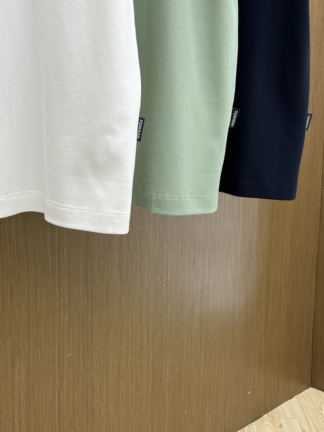 早春 Her 🔥🔥早春新款男士标识短袖Polo衫，延续经典商务休闲翻领POLO恤.该款Polo衫采用丝光