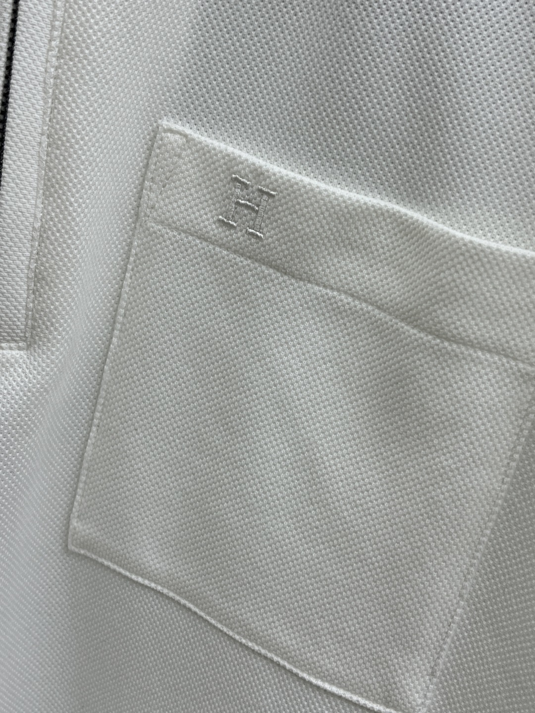 早春 Her 🔥🔥早春新款男士标识短袖Polo衫，延续经典商务休闲翻领POLO恤.该款Polo衫采用丝光