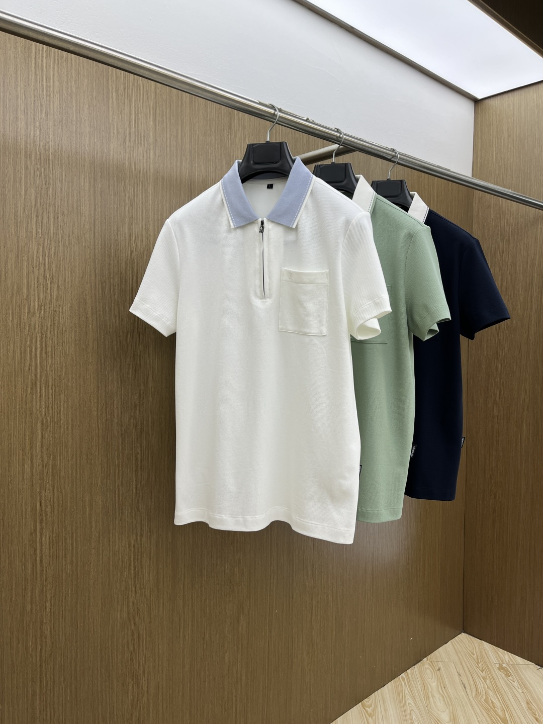 早春 Her 🔥🔥早春新款男士标识短袖Polo衫，延续经典商务休闲翻领POLO恤.该款Polo衫采用丝光