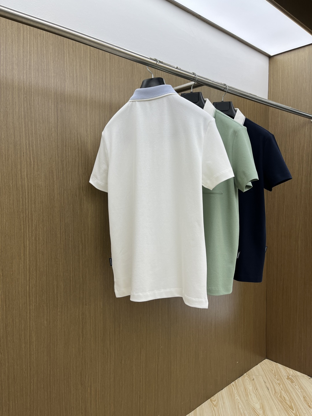 早春 Her 🔥🔥早春新款男士标识短袖Polo衫，延续经典商务休闲翻领POLO恤.该款Polo衫采用丝光