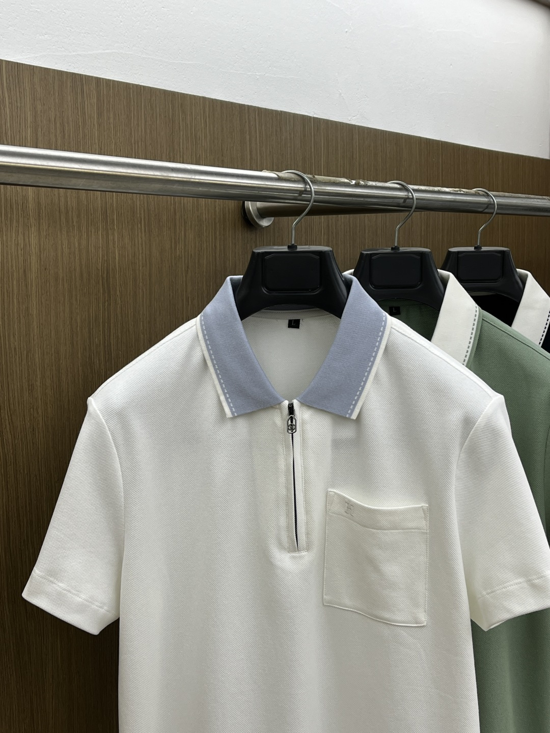 早春 Her 🔥🔥早春新款男士标识短袖Polo衫，延续经典商务休闲翻领POLO恤.该款Polo衫采用丝光