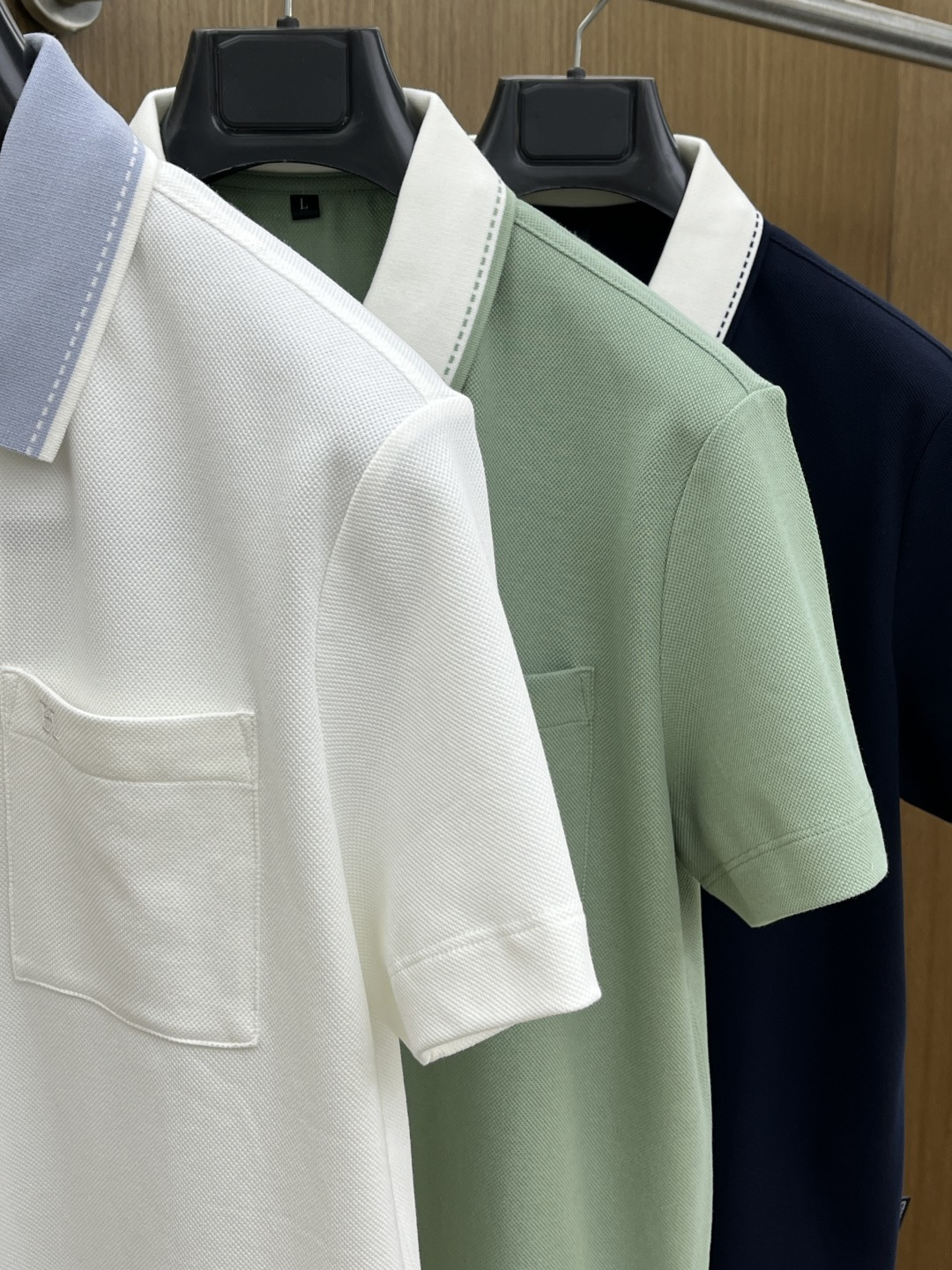 早春 Her 🔥🔥早春新款男士标识短袖Polo衫，延续经典商务休闲翻领POLO恤.该款Polo衫采用丝光