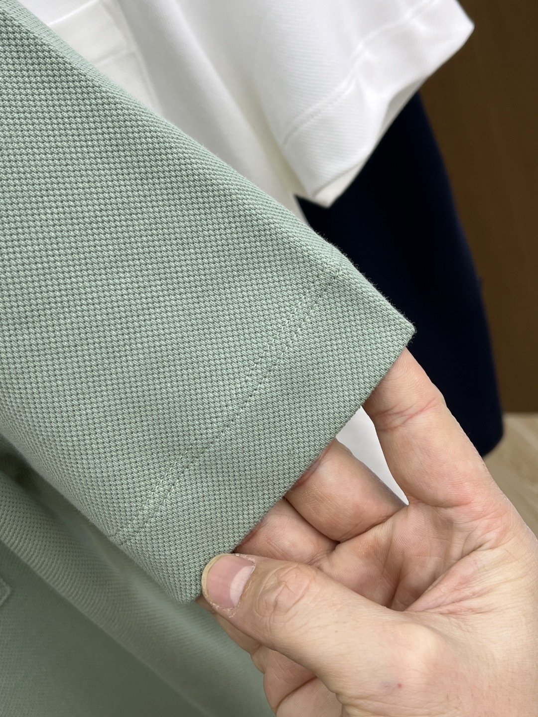 早春 Her 🔥🔥早春新款男士标识短袖Polo衫，延续经典商务休闲翻领POLO恤.该款Polo衫采用丝光