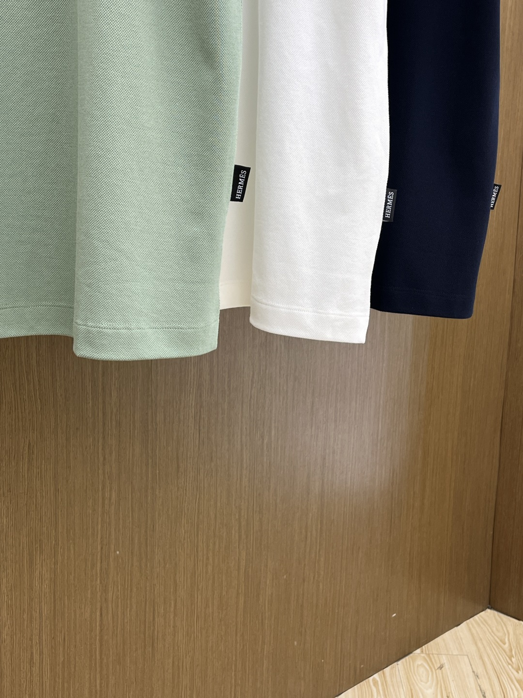 早春 Her 🔥🔥早春新款男士标识短袖Polo衫，延续经典商务休闲翻领POLO恤.该款Polo衫采用丝光