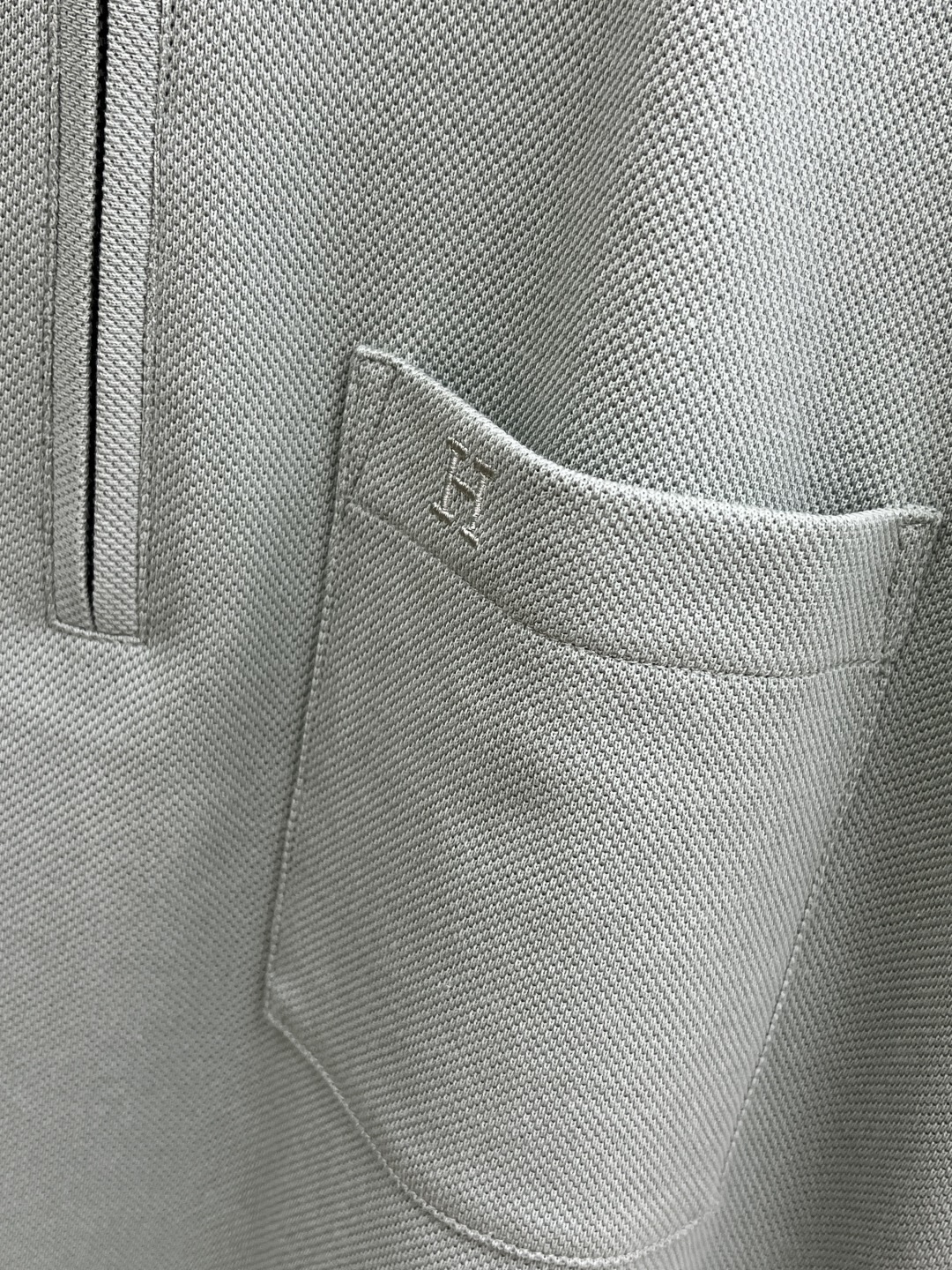 早春 Her 🔥🔥早春新款男士标识短袖Polo衫，延续经典商务休闲翻领POLO恤.该款Polo衫采用丝光