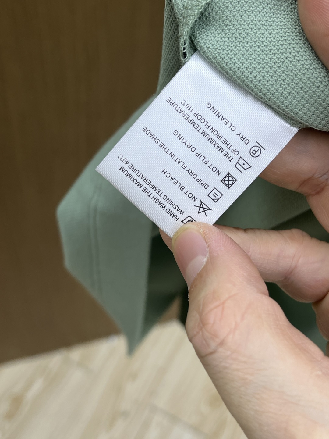 早春 Her 🔥🔥早春新款男士标识短袖Polo衫，延续经典商务休闲翻领POLO恤.该款Polo衫采用丝光