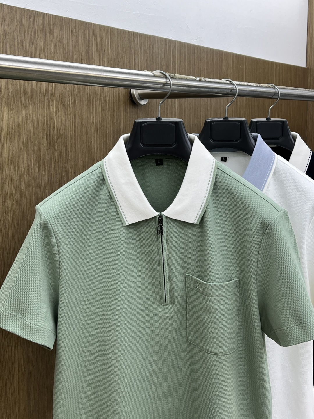 早春 Her 🔥🔥早春新款男士标识短袖Polo衫，延续经典商务休闲翻领POLO恤.该款Polo衫采用丝光