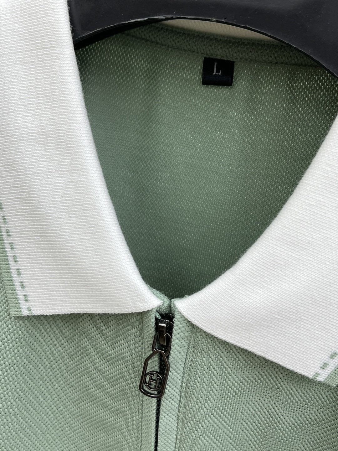 早春 Her 🔥🔥早春新款男士标识短袖Polo衫，延续经典商务休闲翻领POLO恤.该款Polo衫采用丝光