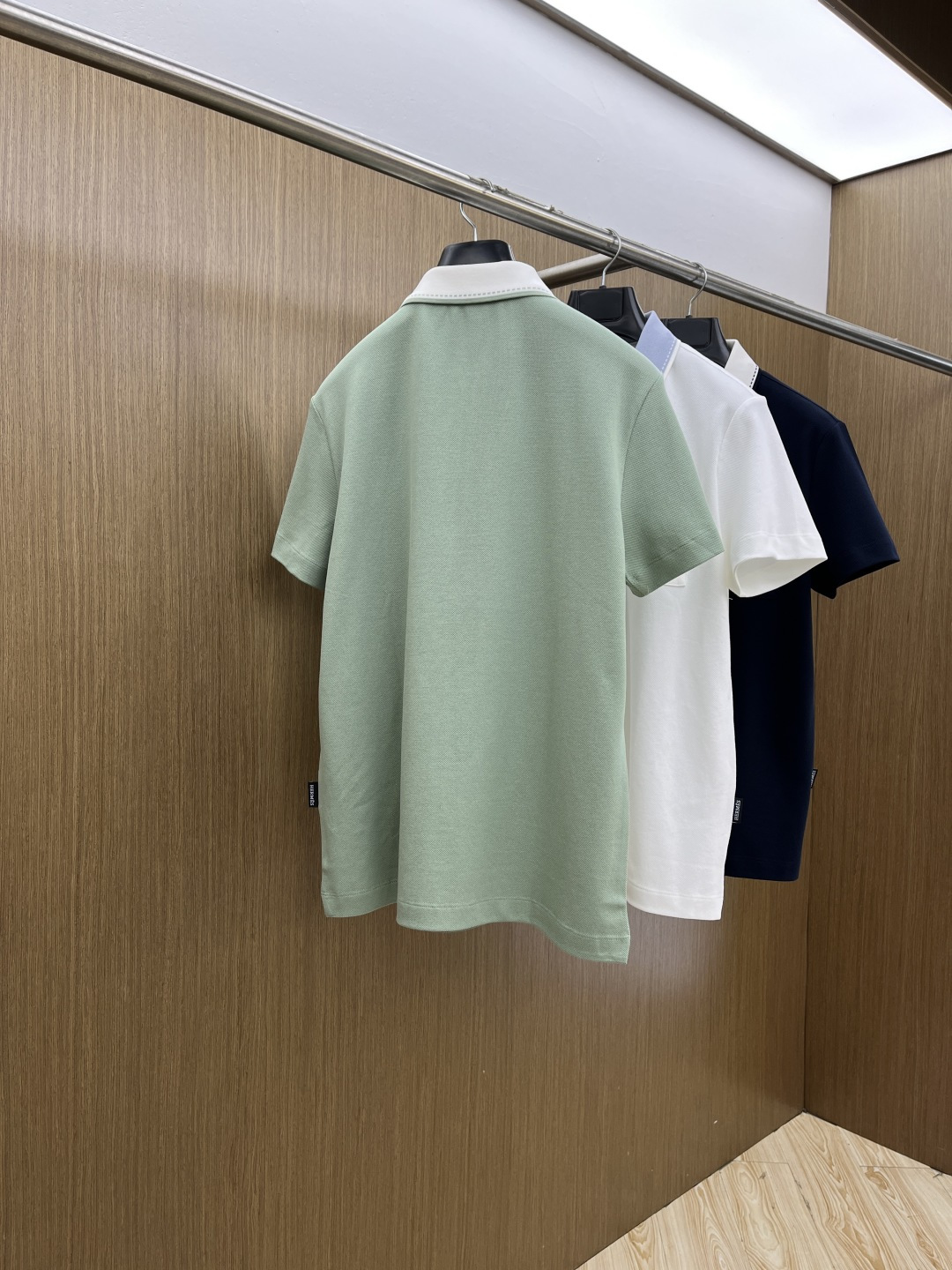 早春 Her 🔥🔥早春新款男士标识短袖Polo衫，延续经典商务休闲翻领POLO恤.该款Polo衫采用丝光