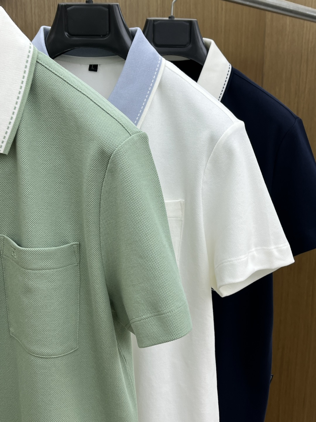 早春 Her 🔥🔥早春新款男士标识短袖Polo衫，延续经典商务休闲翻领POLO恤.该款Polo衫采用丝光