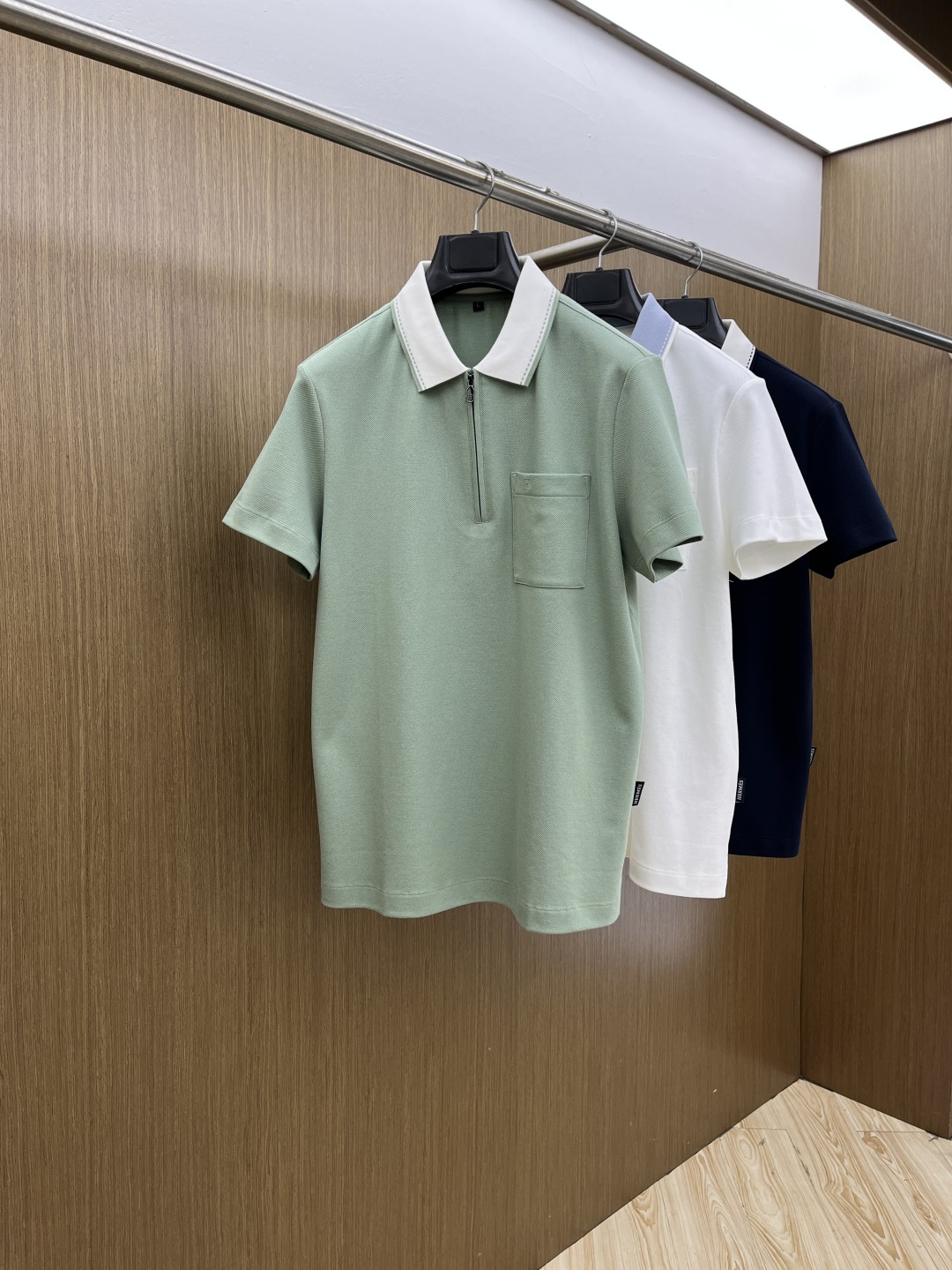 早春 Her 🔥🔥早春新款男士标识短袖Polo衫，延续经典商务休闲翻领POLO恤.该款Polo衫采用丝光