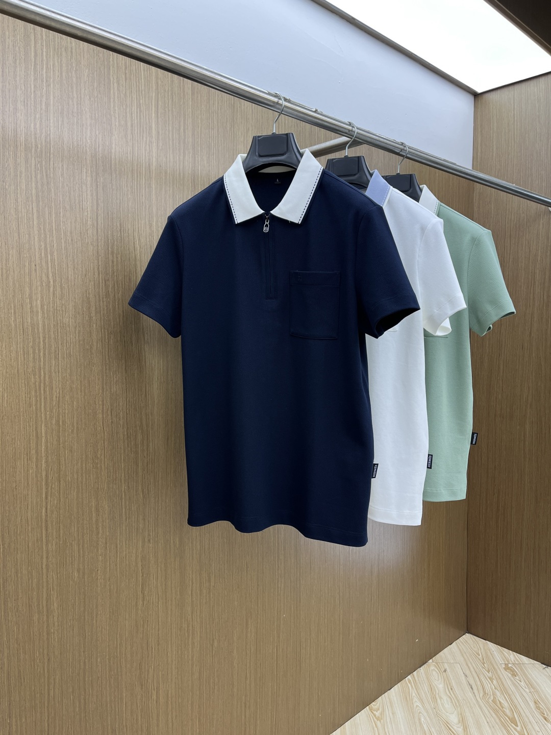 早春 Her 🔥🔥早春新款男士标识短袖Polo衫，延续经典商务休闲翻领POLO恤.该款Polo衫采用丝光