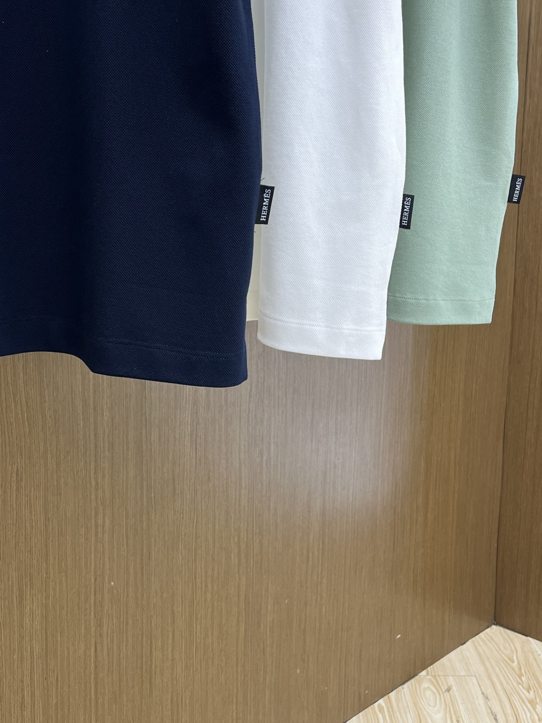 早春 Her 🔥🔥早春新款男士标识短袖Polo衫，延续经典商务休闲翻领POLO恤.该款Polo衫采用丝光