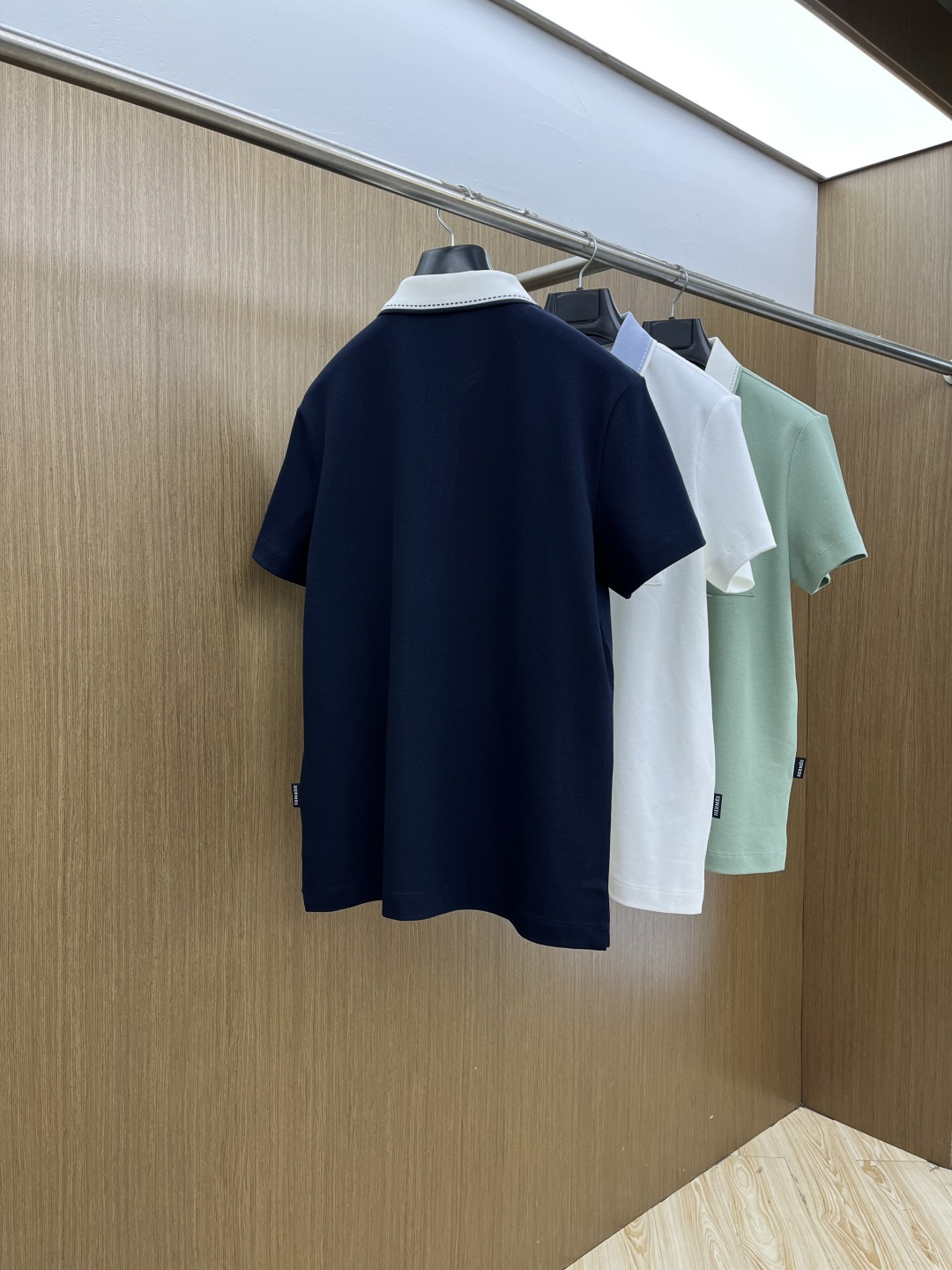 早春 Her 🔥🔥早春新款男士标识短袖Polo衫，延续经典商务休闲翻领POLO恤.该款Polo衫采用丝光