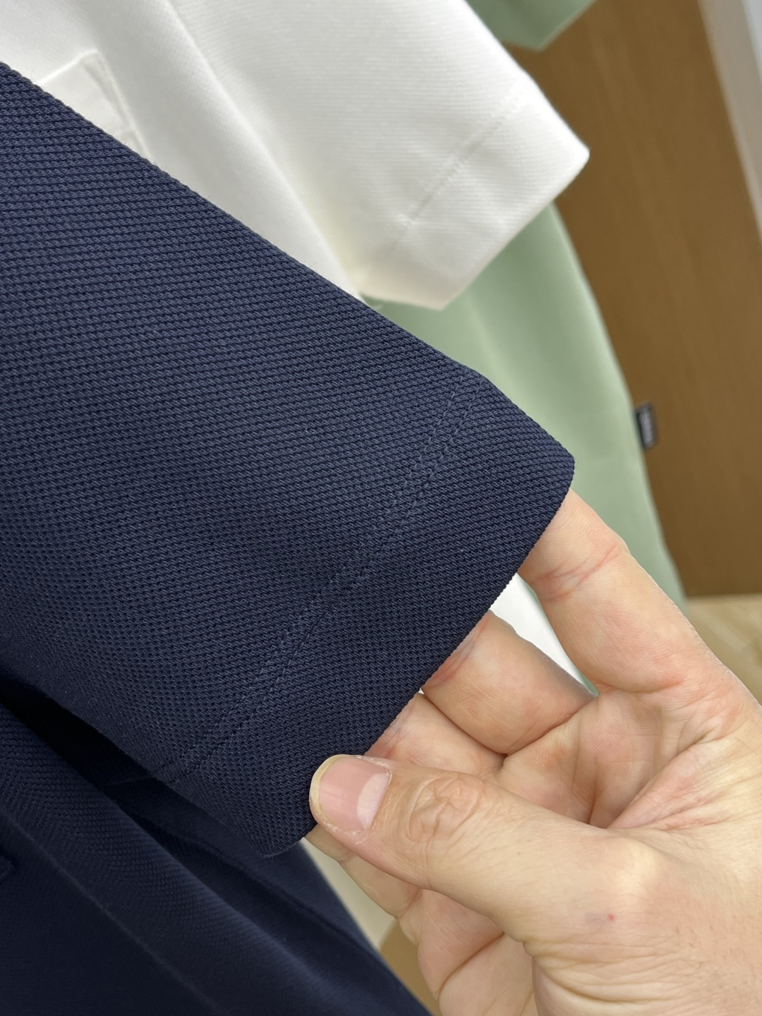 早春 Her 🔥🔥早春新款男士标识短袖Polo衫，延续经典商务休闲翻领POLO恤.该款Polo衫采用丝光