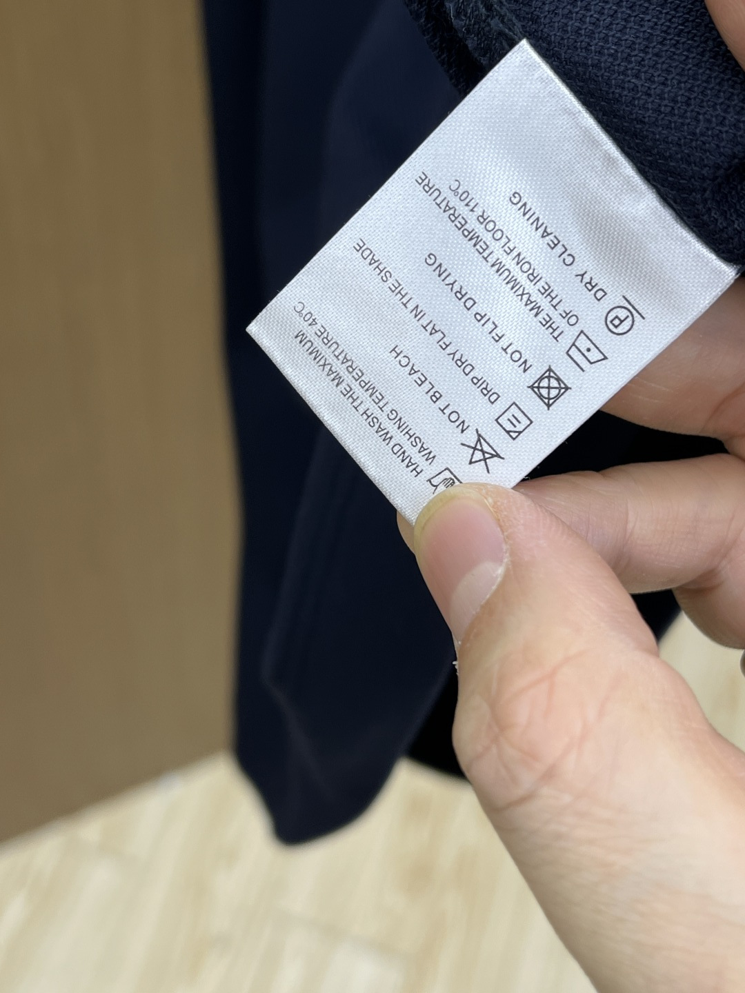 早春 Her 🔥🔥早春新款男士标识短袖Polo衫，延续经典商务休闲翻领POLO恤.该款Polo衫采用丝光